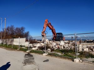 Addio alla "Beirut" di Frigole, cancellate le costruzioni cadenti: una nuova vita per quel lungo tratto di costa abbandonato da decenni - Corriere Salentino