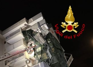Forti raffiche di vento: in città crolla impalcatura di un palazzo di cinque piani. Danni a due auto