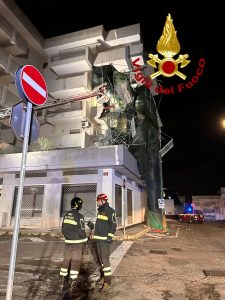 Forti raffiche di vento: in città crolla impalcatura di un palazzo di cinque piani. Danni a due auto - Corriere Salentino