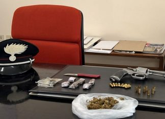 Sotto il materasso spuntano una pistola illegale, proiettili e droga: 49enne ai domiciliari