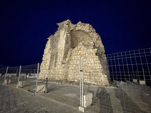 La Torre dell’Orso si sgretola, corsa contro la burocrazia per salvarla. La lunga costa interdetta alla balneazione, che ha bisogno di molte più risorse - Corriere Salentino