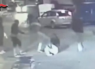 Oss pestato sotto casa dopo un incidente, le telecamere incastrano gli autori: tre arresti