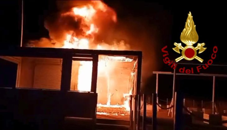 In fiamme un lido sul litorale ionico: incendio spento dopo quasi 6 ore di intervento - Corriere Salentino