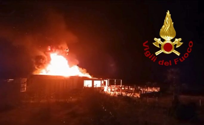 In fiamme un lido sul litorale ionico: incendio spento dopo quasi 6 ore di intervento - Corriere Salentino