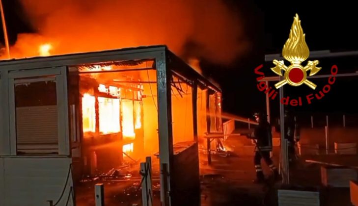 In fiamme un lido sul litorale ionico: incendio spento dopo quasi 6 ore di intervento - Corriere Salentino