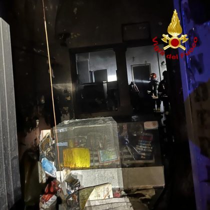 Epifania “di fuoco”, bruciano nella notte due auto e una lavanderia: i vigili del fuoco limitano i danni - Corriere Salentino