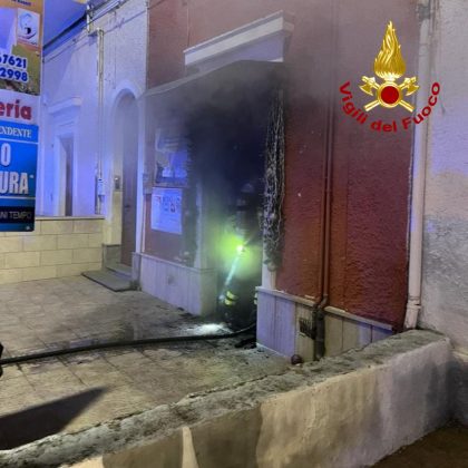 Epifania “di fuoco”, bruciano nella notte due auto e una lavanderia: i vigili del fuoco limitano i danni - Corriere Salentino