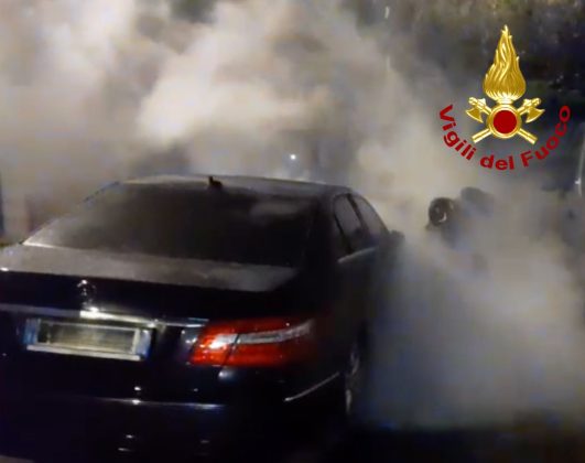 Epifania “di fuoco”, bruciano nella notte due auto e una lavanderia: i vigili del fuoco limitano i danni - Corriere Salentino