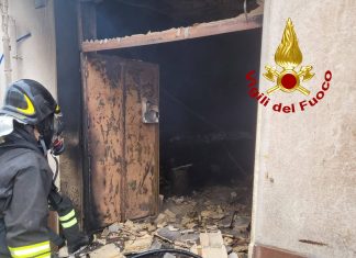Divampano le fiamme in officina, brucia il deposito: dichiarata inagibile anche abitazione