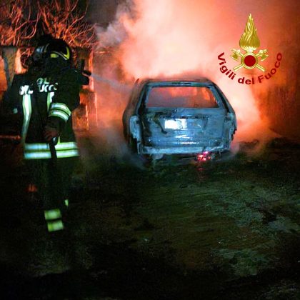 Epifania “di fuoco”, bruciano nella notte due auto e una lavanderia: i vigili del fuoco limitano i danni - Corriere Salentino