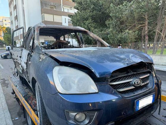 Nell’auto in fiamme spunta il cadavere di un uomo: macabra scoperta in città - Corriere Salentino