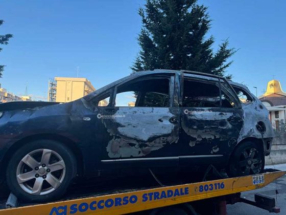 Nell’auto in fiamme spunta il cadavere di un uomo: macabra scoperta in città - Corriere Salentino