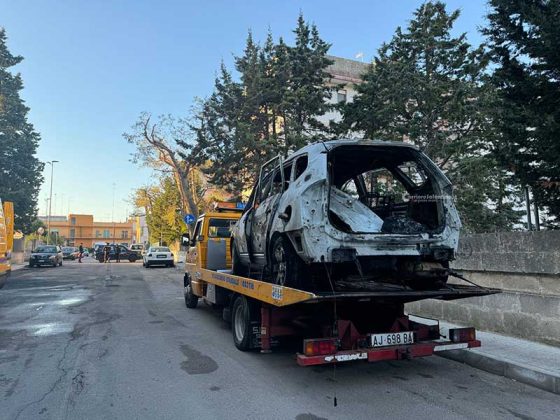 Nell’auto in fiamme spunta il cadavere di un uomo: macabra scoperta in città - Corriere Salentino