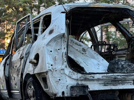 Nell’auto in fiamme spunta il cadavere di un uomo: macabra scoperta in città - Corriere Salentino