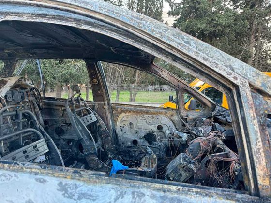 Nell’auto in fiamme spunta il cadavere di un uomo: macabra scoperta in città - Corriere Salentino