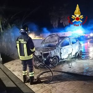 Ennesima notte di fuoco, data alle fiamme l’auto di un agente di polizia - Corriere Salentino