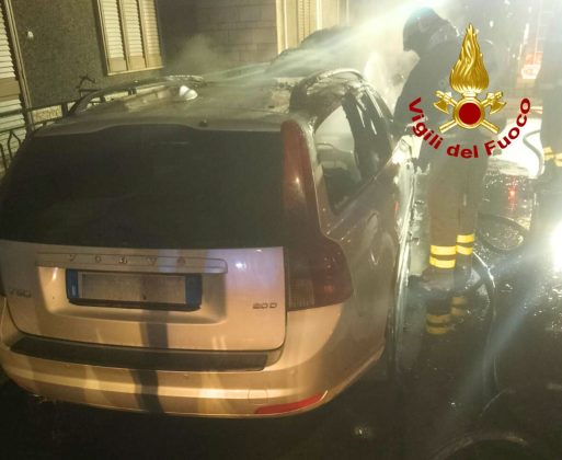 Altra notte di fuoco, bruciano tre auto in due comuni della provincia - Corriere Salentino