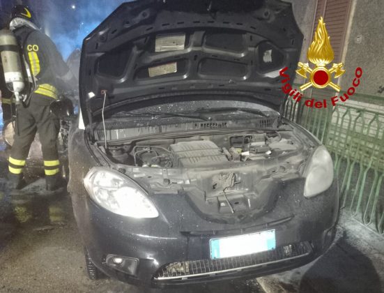 Altra notte di fuoco, bruciano tre auto in due comuni della provincia - Corriere Salentino