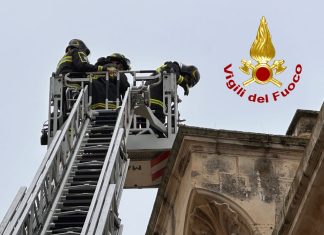 Cadono conci da un palazzo nel centro storico: tempestivo l’intervento dei Vigili del Fuoco