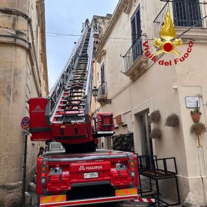 Cadono conci da un palazzo nel centro storico: tempestivo l'intervento dei Vigili del Fuoco - Corriere Salentino