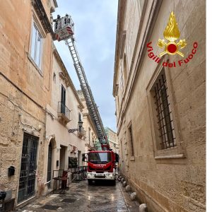 Cadono conci da un palazzo nel centro storico: tempestivo l'intervento dei Vigili del Fuoco - Corriere Salentino