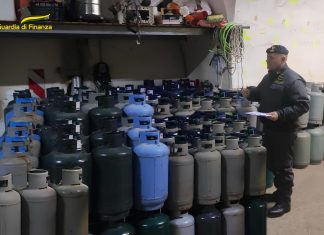 Scoperti cinque depositi abusivi di gpl: sequestrate 900 bombole, segnalati quattro imprenditori