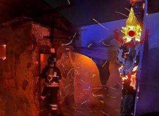 Bar in fiamme a Torre Chianca: si indaga sulle cause