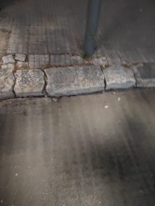 Lecce, via Adua insicura e impraticabile di sera. Marciapiedi impercorribili e buio pesto. Domanda di attualità di Pasquino: “Il sindaco intervenga subito” - Corriere Salentino