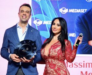 Marika Fruscio premia Callegari di Mediaset in occasione di un evento benefico. La show girl nelle prossime settimane in Puglia per presentare un evento benefico - Corriere Salentino