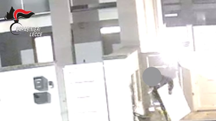 Razzìe di pannelli e infissi in alluminio, arrestato ladro seriale 26enne. Ruba in un negozio, ai domiciliari un 34enne - Corriere Salentino