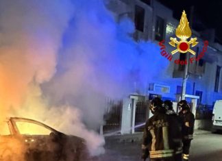 Fiamme in città, distrutta dal fuoco la Mercedes di una 24enne