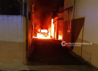 Fiamme nella notte: a fuoco l’auto di una casalinga. Filmati delle telecamere al vaglio