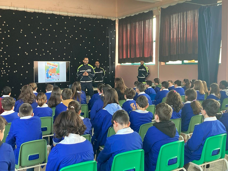 A Scuola Di Sicurezza Stradale Con Gli Agenti Della Polizia Locale A A Scuola Di Sicurezza Stradale Con Gli Agenti Della Polizia Locale A