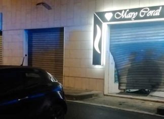 Tentano di sfondare la serranda della gioielleria con un’auto rubata, ma il colpo sfuma