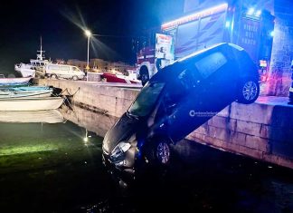 Compie una manovra e non vede la banchina: auto resta in bilico a pelo d’acqua. Paura per una famiglia
