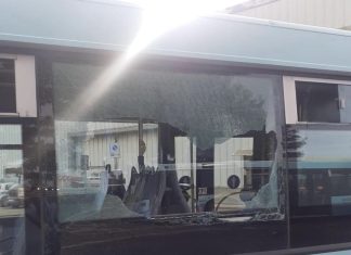 Assalto al bus dei tifosi del Bologna con pietre e bottiglie, scatta il Daspo per sei ultrà del Lecce