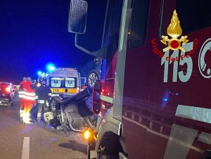Auto si ribalta: tempestivo l’intervento dei Vigili del Fuoco. Due feriti in ospedale - Corriere Salentino