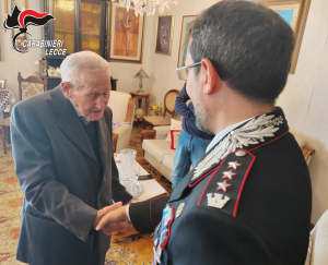 Una vita con la divisa dell'Arma, soffia 100 candeline: l'omaggio dei carabinieri al maresciallo Bolognino - Corriere Salentino