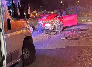 Violento schianto frontale tra auto sulla provinciale: tre feriti in ospedale