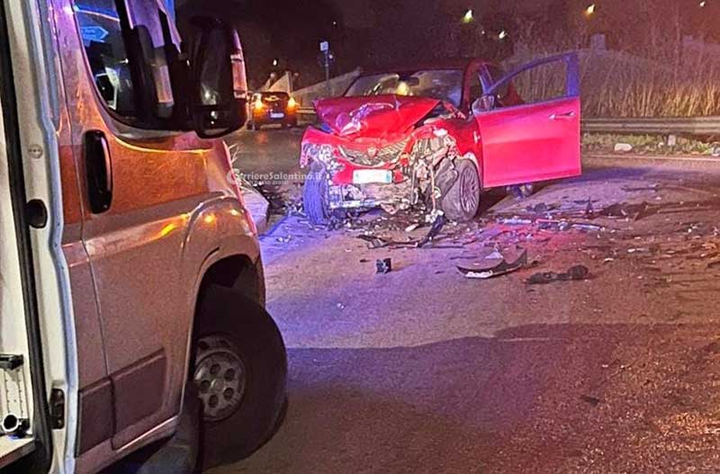 Violento schianto frontale tra auto sulla provinciale: tre feriti in ...