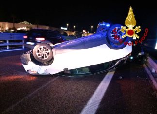 Incidente sulla statale: scontro tra due auto, una si ribalta. Illesi gli occupanti