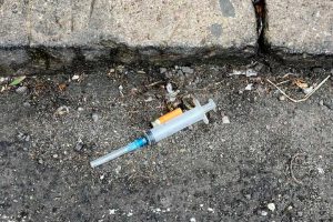 Lecce, la protesta di alcuni residenti per il "degrado del Quartiere San Lazzaro". "Siringa lasciata a terra per tre giorni, barriere architettoniche e strisce pedonali consumate" - Corriere Salentino