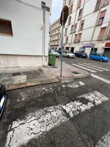 Lecce, la protesta di alcuni residenti per il "degrado del Quartiere San Lazzaro". "Siringa lasciata a terra per tre giorni, barriere architettoniche e strisce pedonali consumate" - Corriere Salentino