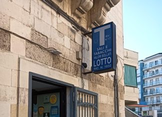 Bandito solitario assalta tabaccheria, in fuga con i soldi del registratore di cassa: oltre 5.000 euro