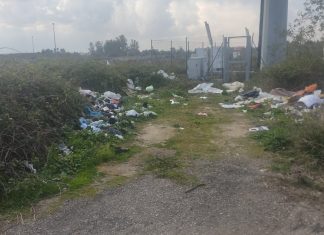 Lecce, vestiti abbandonati in Zona Stadio