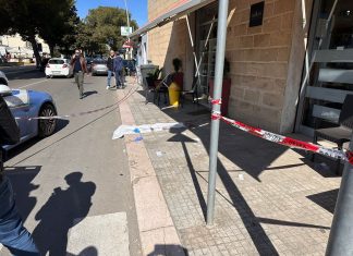 Agguato in pieno giorno, 40enne già noto gambizzato davanti al bar: “codice rosso” al Fazzi
