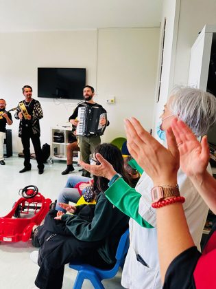 Pizzica in Corsia, mattinata in ospedale con Antonio Castrignanò & Taranta Sounds - Corriere Salentino