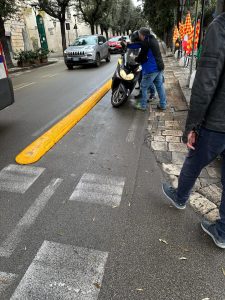 Pista ciclabile in via XXV Luglio, Scorrano: "Cordolo per ciclabile, un'altra opera inutile e dannosa. Non c'è limite al peggio" - Corriere Salentino