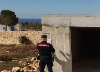 Garage in costruzione senza permessi e in zona sottoposta a vincolo: sequestro e denuncia