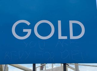 Intimidazione al proprietario del lido: un messaggio inquietante compare sull’insegna dello stabilimento